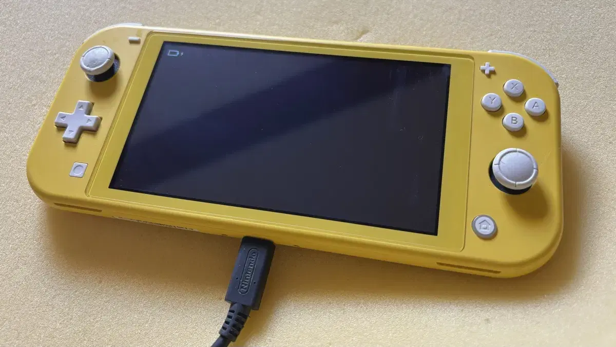 Switch Lite イエロー　充電器付き Nintendo Switch Lite イエロー 充電器付き - メルカリ